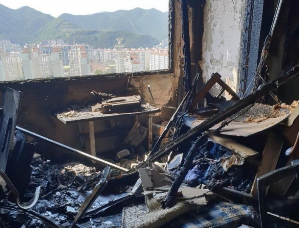 양산에 있는 한 아파트 18층에서 22일 오후 1시35분께 불이 났다.