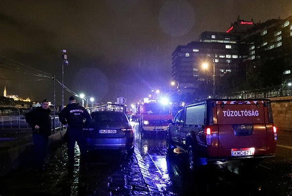 ‘한국인 탑승’ 헝가리 유람선 침몰 사고 현장에 출동한 경찰과 소방관