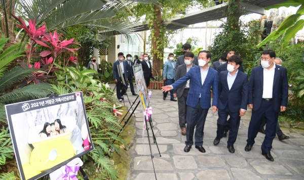 지난 15일 거창창포원 개장식을 개최, 구인모 거창군수와 김종두 거창군의회 의장 등 참석자들이 창포원 내 열대 식물원을 관람하고 있다.