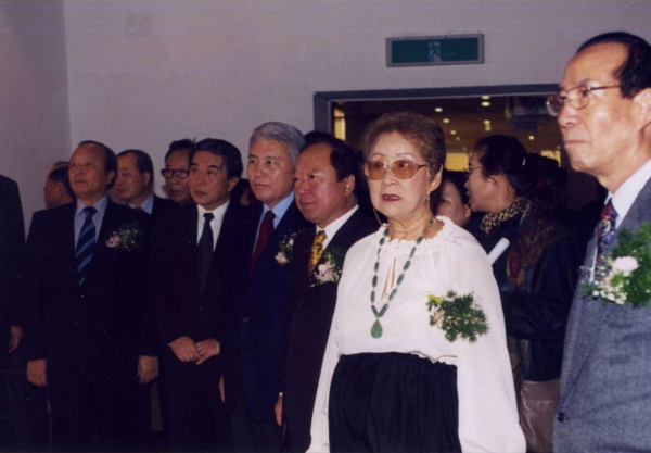 1988년 원로작가 초대전에 참가한 이성자 화백의 모습. /진주시립이성자미술관
