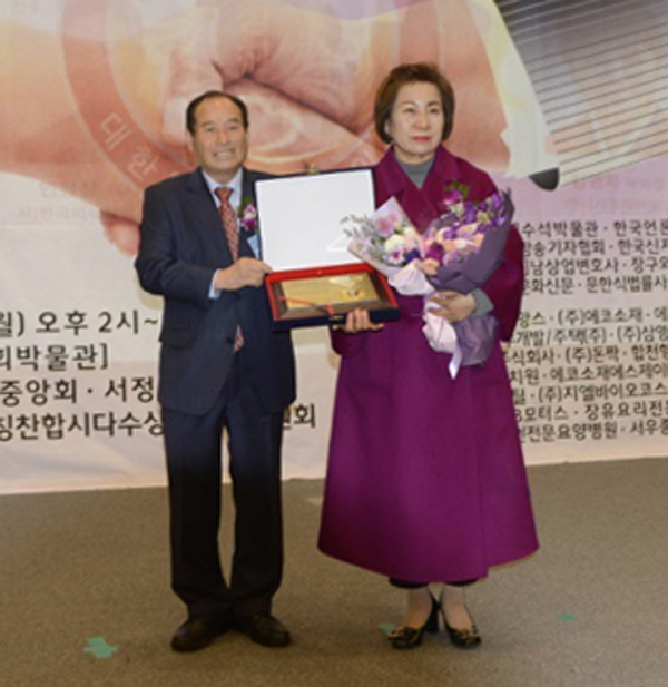 ㈜지엘바이오 코스메틱 김선경 회장이 대한민국 뷰티산업부문 칭찬대상을 수상했다.