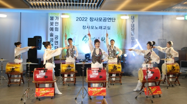 2022 창사모공연단 창사모노래교실 송년의 밤 행사에서 공연 모습.
