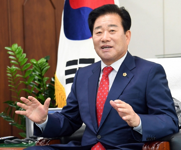 김진부 경남도의회 의장은 “도민만을 위한 의회다운 의회를 만들기 위해 노력하겠다”고 말했다. /경남도의회