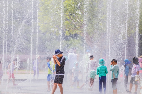 합천군은 오는 29일부터 8월 6일까지 정양레포츠공원 황강변에서 ‘2023 합천바캉스축제’를 개최한다. 사진은 아이들이 바닥분수에서 나오는 물줄기를 맞으며 더위를 식히고 있다. /합천군