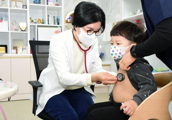 소아환자 진료를 하고 있는 김송자 병원장.