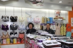 박현호씨와 부인 정정숙씨 부부가 란제리 내의 양말 등 다양한 상품을 갖추고 25년간 성업 중에 있다.