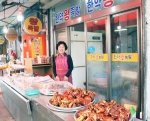 한약왕족발은 김숙자 사장이 매일매일 삶은 쫄깃하고 감칠맛 나는 족발로 고객들의 입맛을 사로잡고 있다.