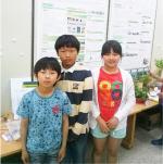 산청 도산초등학교 6학년 이호진 학생은 자신의 꿈인 과학선생님이 되고자 지금부터 차근차근 준비하고 있는 과학 꿈나무이다. 사진 맨 오른쪽